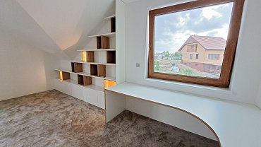 Podkrovní knihovna do dětského pokoje